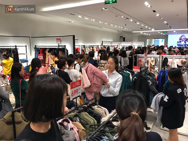 Zara Sài Gòn và Hà Nội đông nghịt, dân tình xếp hàng dài ngay ngày đầu tiên giảm giá